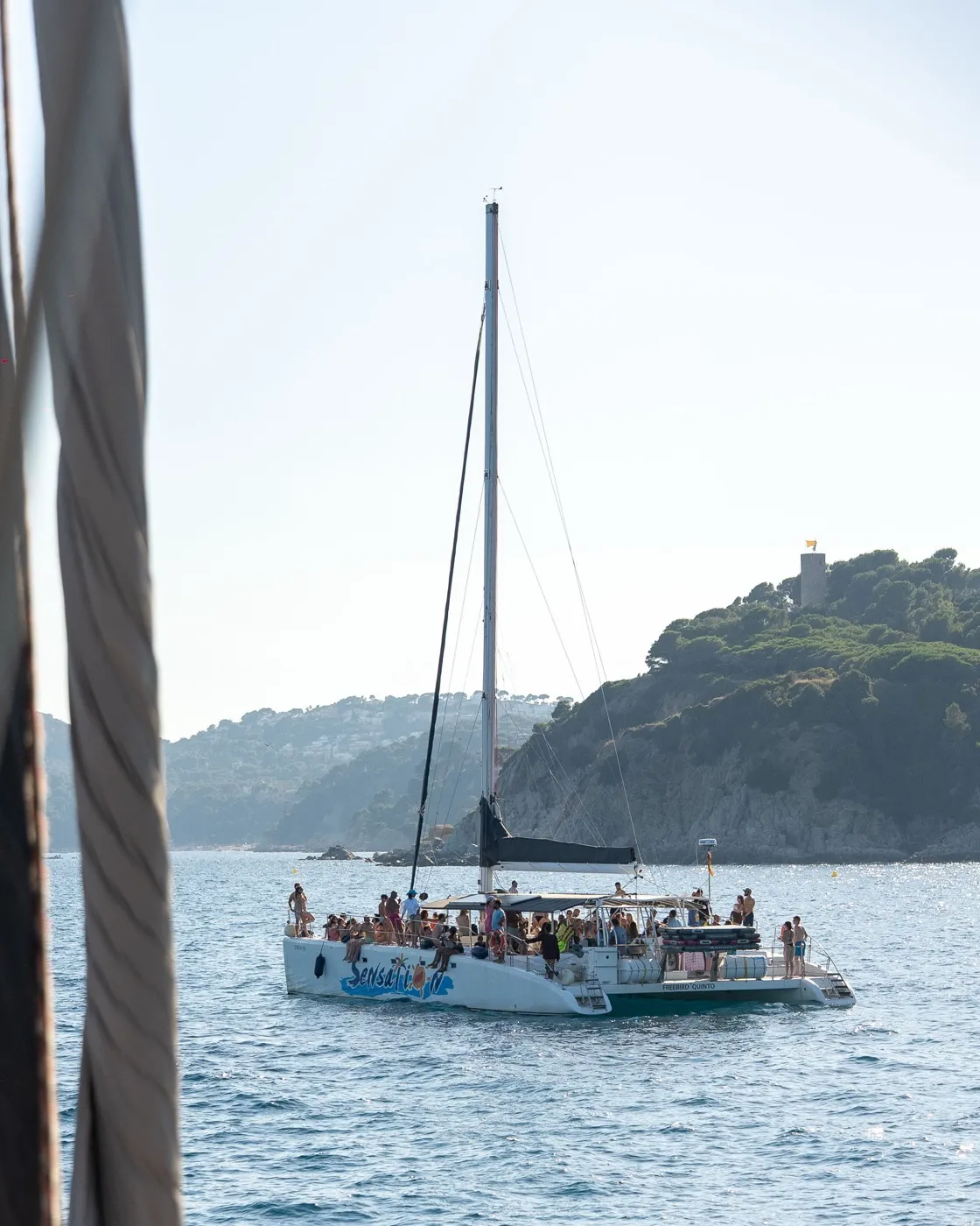 El catamarà Sensation navegant per la Costa Brava